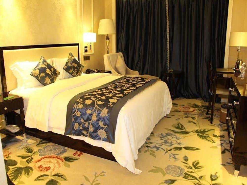 Century Palace Hotel Huizhou  Bagian luar foto