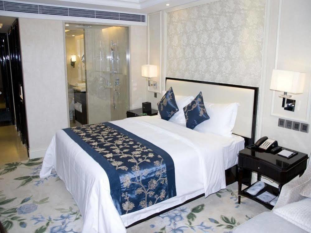 Century Palace Hotel Huizhou  Bagian luar foto