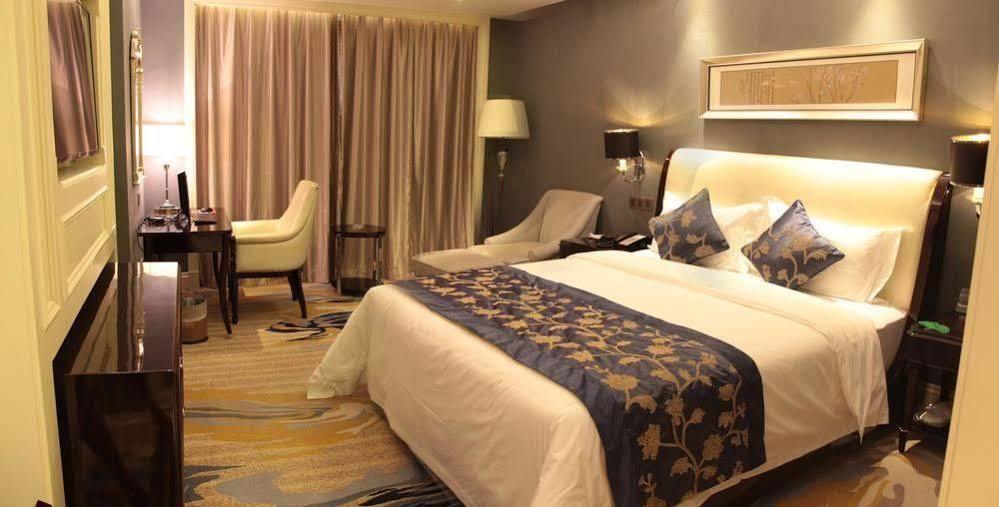 Century Palace Hotel Huizhou  Bagian luar foto